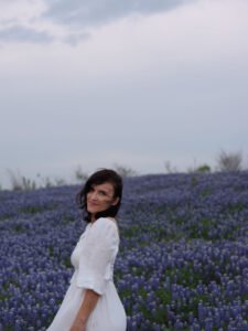Book your Texas bluebonnet photoshoot at scenic Muleshoe Bend Park for stunning natural backdrops